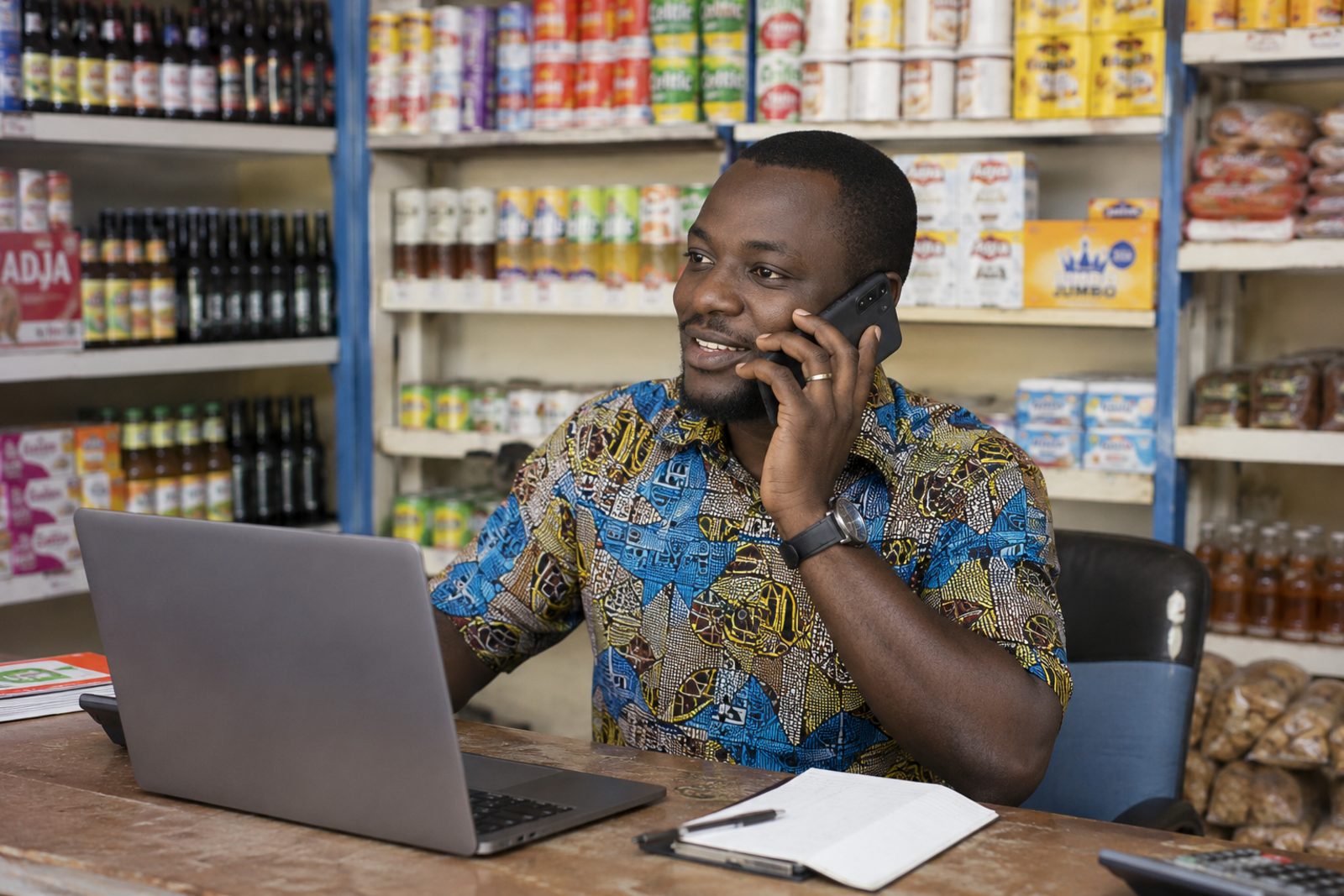 Commerçant congolais au téléphone avec son ordinateur